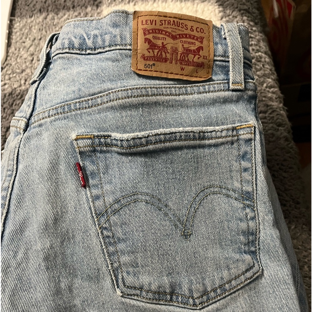 Women’s Levi’s jeans